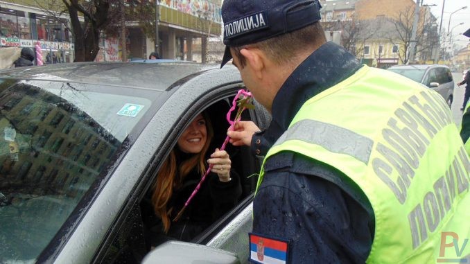 1427957_saobracajci-zene-vozaci-poklon-cvece-foto-mup-5_ls