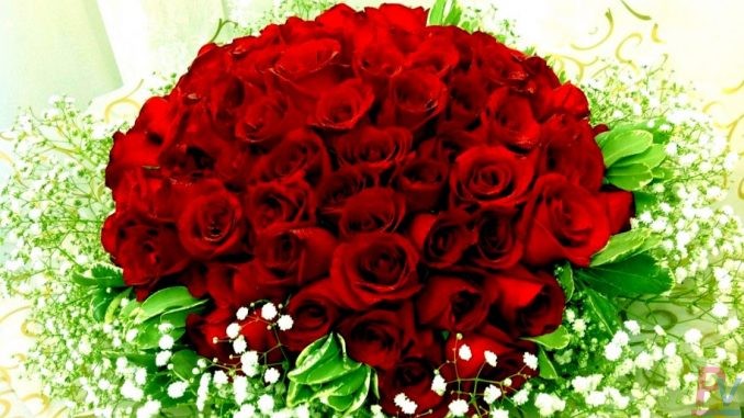 Bouquet-red-roses-and-wild-flowers-for-8-Mart-915x515